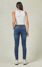 Load image into Gallery viewer, ACTIVE ANKLE JEAN
