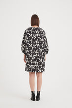 Load image into Gallery viewer, TUCK CUFF OVERSIZED DRESS (size s/m)
