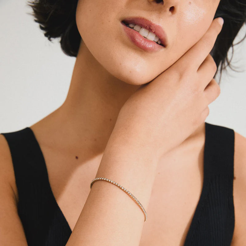 PILGRIM | ARASH BRACELET

Wherever you go! Add a dash of glamour to your outfit with the gold-plated ARASH bracelet from Pilgrim. Its elegant design, adorned with sparkling Preciosa crystals, is ideal for a stacked vibe, enhancing your style when combined with other favourites. Durable lycra elastic ensures a comfortable fit that stays in place. Pair the bracelet with a chic blazer and hoops for an effortless office-chic glow, lifting your everyday look and adding extra shine to your day!