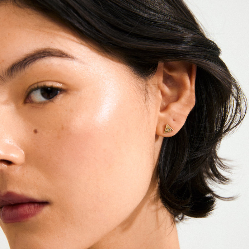 PILGRIM | RYLEE RECYCLED CRYSTAL EARRINGS
The all-seeing eye for a spiritual essence
Measures 7mm in length
Adds a boho chic twist to your look
Made from 87% recycled material

Composition: 74% Recycled Brass, 13% Recycled Stainless steel, 12% Crystal, 1% Plating