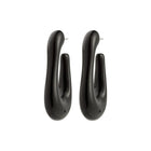 PILGRIM | ELIJAH RECYCLED BLACK EARRINGS - GOLD PLATED
Go with all your heart! The large, oval ELIJAH hoops from Pilgrim, crafted in black recycled acrylic, add an edgy retro touch to your favourite autumn-winter styles. Perfect for those looking for a street-ready accessory and who cherish a classic urban look! Style the earrings with a chunky jumper and an oversized blazer for a laid-back elegance that transitions effortlessly from day-to-night. 