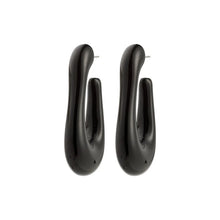 PILGRIM | ELIJAH RECYCLED BLACK EARRINGS - GOLD PLATED
Go with all your heart! The large, oval ELIJAH hoops from Pilgrim, crafted in black recycled acrylic, add an edgy retro touch to your favourite autumn-winter styles. Perfect for those looking for a street-ready accessory and who cherish a classic urban look! Style the earrings with a chunky jumper and an oversized blazer for a laid-back elegance that transitions effortlessly from day-to-night. 