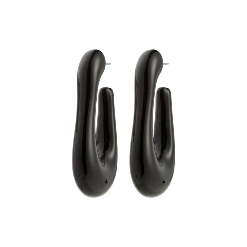 PILGRIM | ELIJAH RECYCLED BLACK EARRINGS - GOLD PLATED
Go with all your heart! The large, oval ELIJAH hoops from Pilgrim, crafted in black recycled acrylic, add an edgy retro touch to your favourite autumn-winter styles. Perfect for those looking for a street-ready accessory and who cherish a classic urban look! Style the earrings with a chunky jumper and an oversized blazer for a laid-back elegance that transitions effortlessly from day-to-night. 