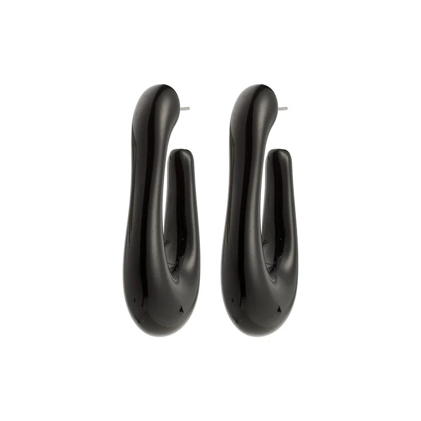PILGRIM | ELIJAH RECYCLED BLACK EARRINGS - GOLD PLATED
Go with all your heart! The large, oval ELIJAH hoops from Pilgrim, crafted in black recycled acrylic, add an edgy retro touch to your favourite autumn-winter styles. Perfect for those looking for a street-ready accessory and who cherish a classic urban look! Style the earrings with a chunky jumper and an oversized blazer for a laid-back elegance that transitions effortlessly from day-to-night. 