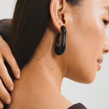 PILGRIM | ELIJAH RECYCLED BLACK EARRINGS - GOLD PLATED
Go with all your heart! The large, oval ELIJAH hoops from Pilgrim, crafted in black recycled acrylic, add an edgy retro touch to your favourite autumn-winter styles. Perfect for those looking for a street-ready accessory and who cherish a classic urban look! Style the earrings with a chunky jumper and an oversized blazer for a laid-back elegance that transitions effortlessly from day-to-night. 