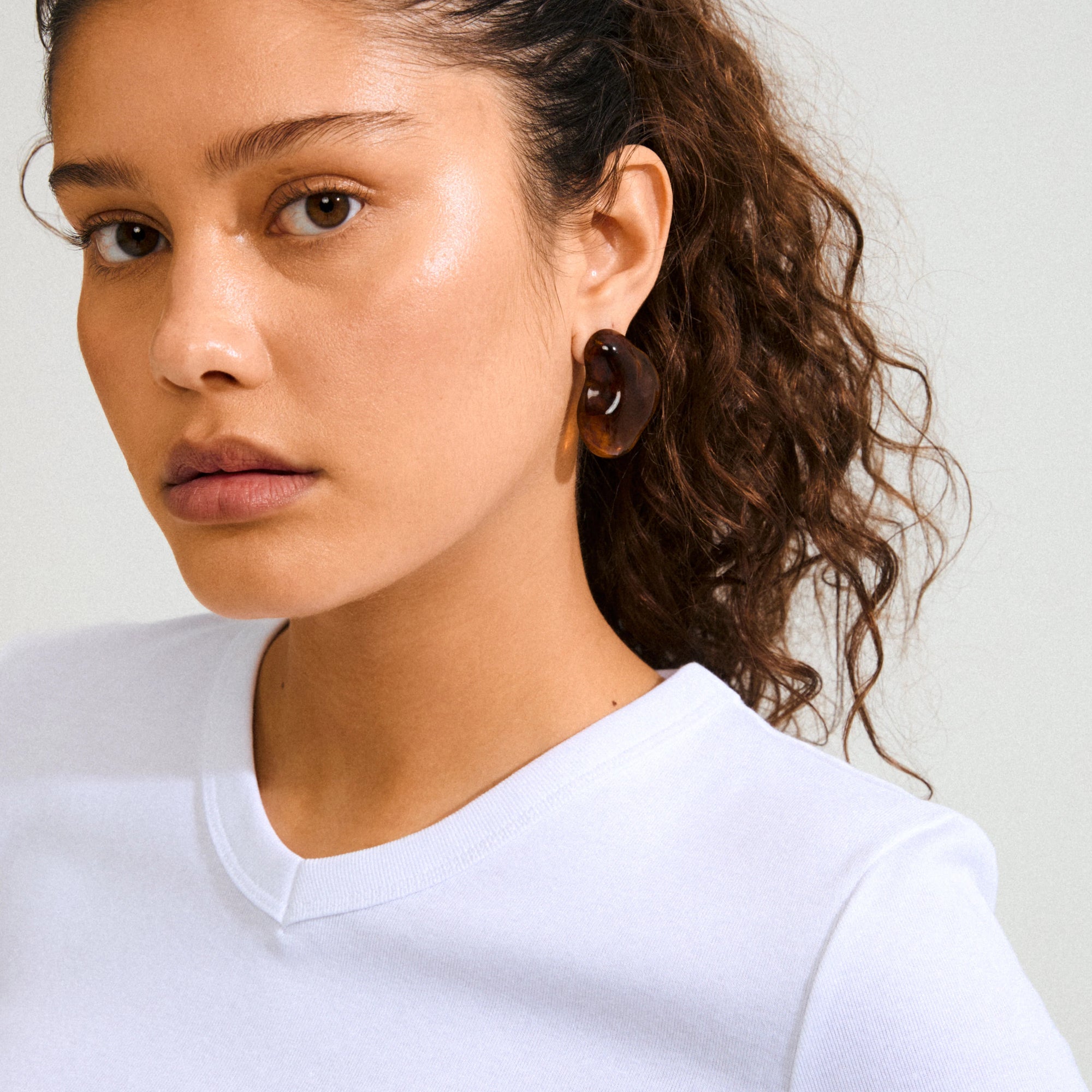 PILGRIM | LIAN EARRINGS GOLD-PLATED / BROWN
Statement design with lava vibes
Rich brown tones reminiscent of amber
Measures 40mm in length
Suitable for both casual and dressed-up looks
Crafted from 100% Recycled materials
99% Recycled Acrylic, 1% Recycled Stainless steel