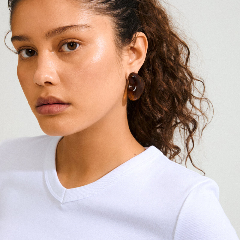 PILGRIM | LIAN EARRINGS GOLD-PLATED / BROWN
Statement design with lava vibes
Rich brown tones reminiscent of amber
Measures 40mm in length
Suitable for both casual and dressed-up looks
Crafted from 100% Recycled materials
99% Recycled Acrylic, 1% Recycled Stainless steel