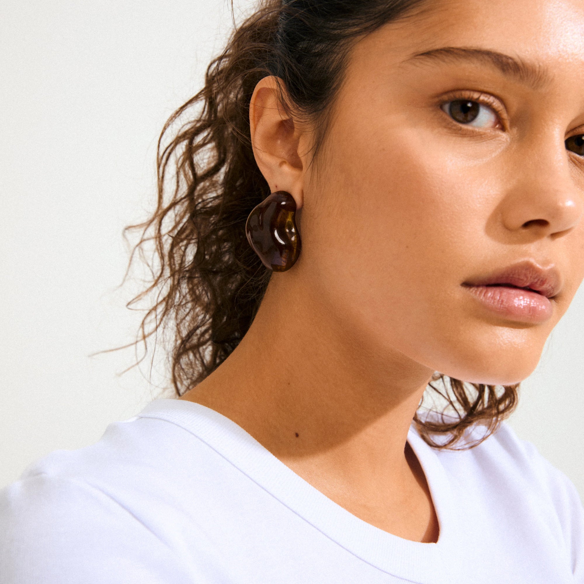 PILGRIM | LIAN EARRINGS GOLD-PLATED / BROWN
Statement design with lava vibes
Rich brown tones reminiscent of amber
Measures 40mm in length
Suitable for both casual and dressed-up looks
Crafted from 100% Recycled materials
99% Recycled Acrylic, 1% Recycled Stainless steel