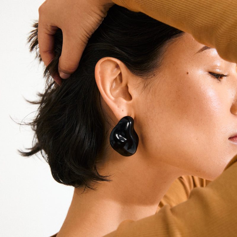 PILGRIM | LIAN RECYCLED BLACK EARRINGS - SILVER PLATED
Unleash your bold side! Add an edgy twist to your style with the statement-ready LIAN earrings from Pilgrim! Crafted in deep black recycled acrylic with an organic, fluid shape that radiates strength and confidence. Perfect for those who love to express their distinctive style with a cool edge. Style them with an oversized blazer and chunky boots for an urban-chic appearance, or pair with a slip dress for a contrasting look. 