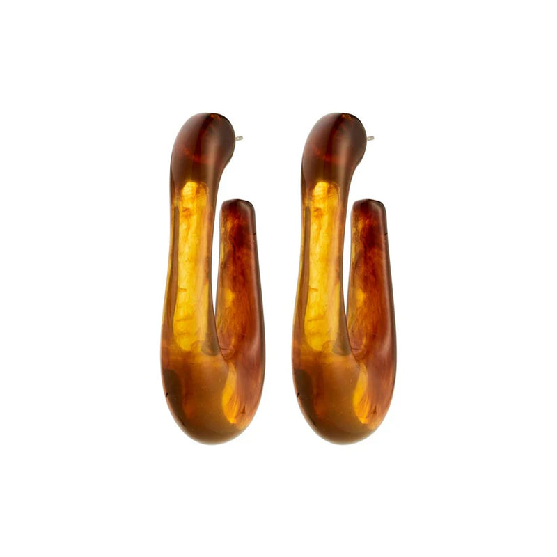 PILGRIM | ELIJAH RECYCLED BROWN EARRINGS - SILVER PLATED

Go with all your heart! The large, oval ELIJAH hoops from Pilgrim, in brown recycled acrylic, introduce an edgy retro vibe to your favourite AW styles. Perfect for those looking for a street-ready accessory and who cherish a classic urban look! Style the earrings with a chunky jumper and an oversized blazer for a laid-back elegance that transitions effortlessly from day-to-night