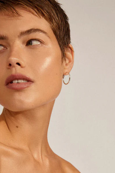 PILGRIM. Small, silver plated hoops with a diameter of 20 mm.The earrings are recycled and made from a minimum of 75% recycled material.