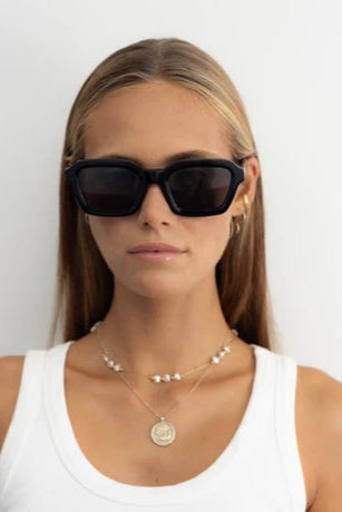 SODA,TULSA. Square frame
Now made with earth-friendlier bio-acetate
Comes packaged in a padded canvas pouch
Signature gold S logo on temple
100% UVA Protection
CR39 Lenses