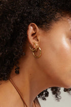 PILGRIM | EVE HOOP EARRINGS 2 IN 1 SET

A wavy winner! We can never get enough of Creole earrings. They go with everything and can be styled in a ton of different ways depending on your personal preferences. With the Eve set from Pilgrim, you get two pairs of classic, silver-plated Creole earrings with an irregular surface that catches the light and creates an eye-catching effect. A must-have piece for everyday use.