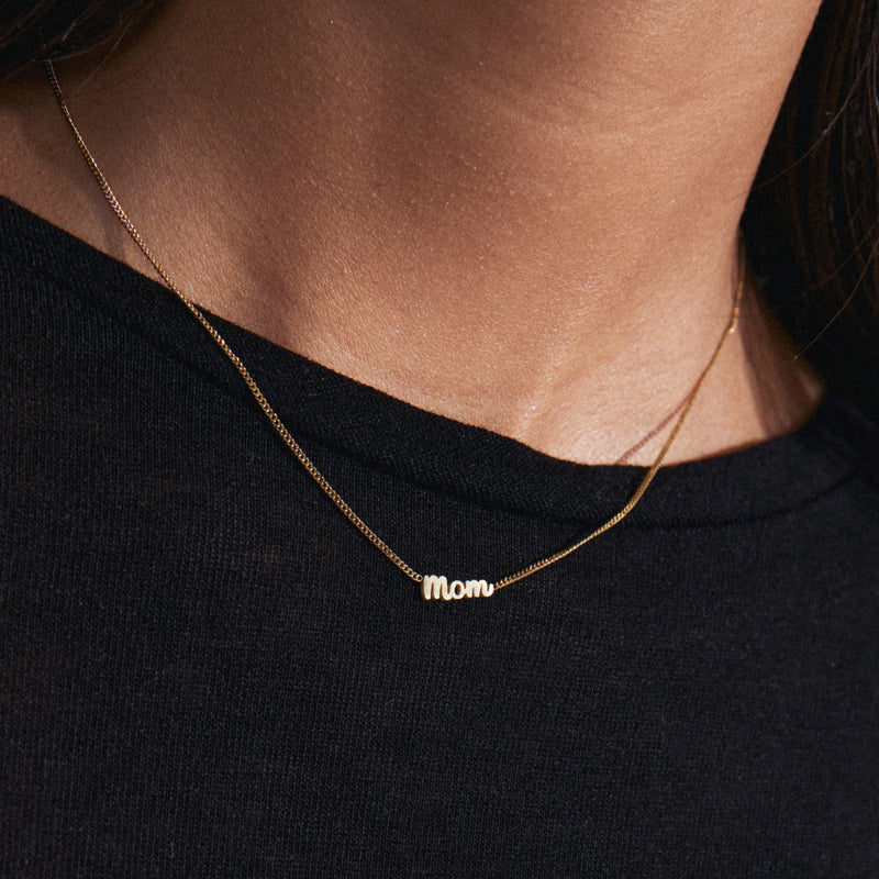 PILGRIM | MOM RECYCLED NECKLACE
Trendy signature piece
Measures 38 cm + 9 cm extension chain
Waterproof finish for lasting shine
Made from 99% recycled material

Composition: 99% Recycled Stainless steel, 1% Plating