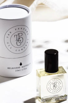 The Perfume Oil Company Raven is inspired by Narciso (Narciso Rodriguez)

Feminine, sensual and romantic. It includes notes of

Notes of Rose, Peach, Amber, Musk, Patchouli and Sandalwood.

10ml