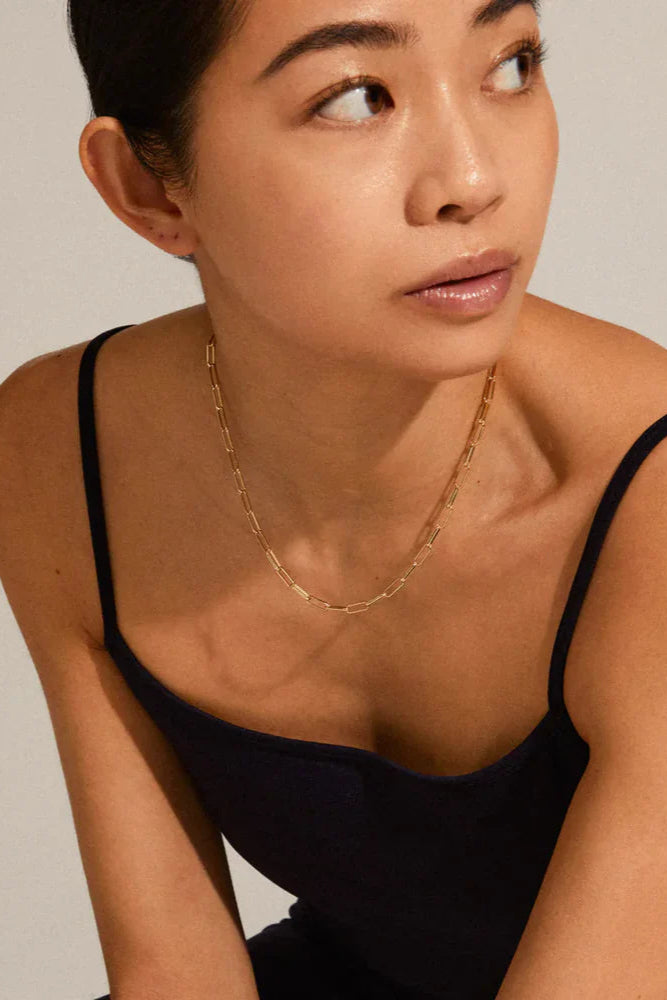 PILGRIM RONJA NECKLACE. gold-plated Ronja necklace, measuring 40 + 9 cm. The necklace has simple, sharp lines with rectangular links. Get a classic look accentuated by bold, distinctive elongated links. 