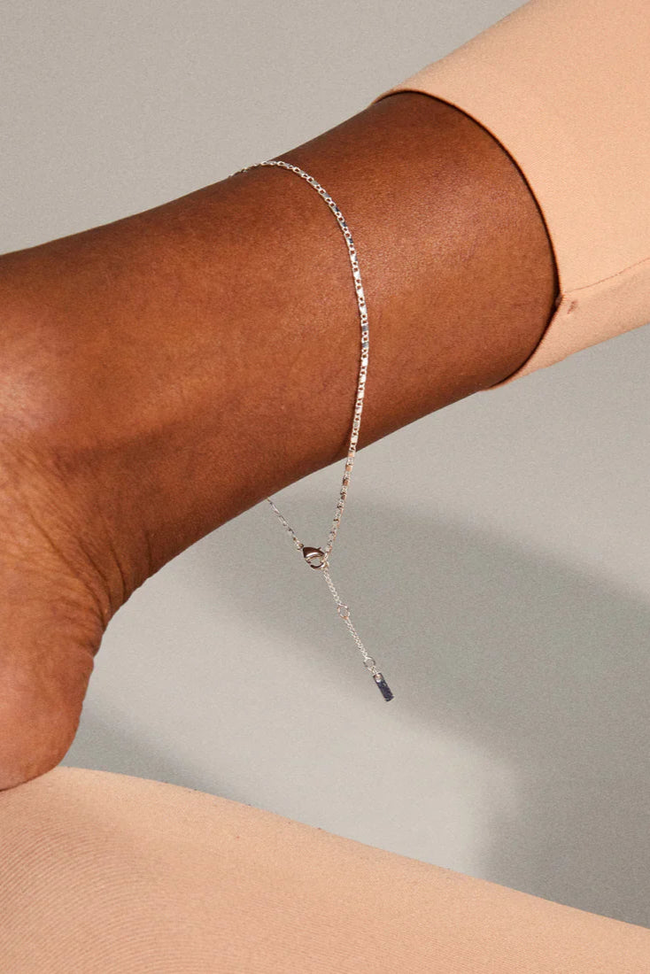 PILGRIM PARISA ANKLE CHAIN. Silver-plated ankle chain with fine details gives a light-reflecting effect and extra shine. 