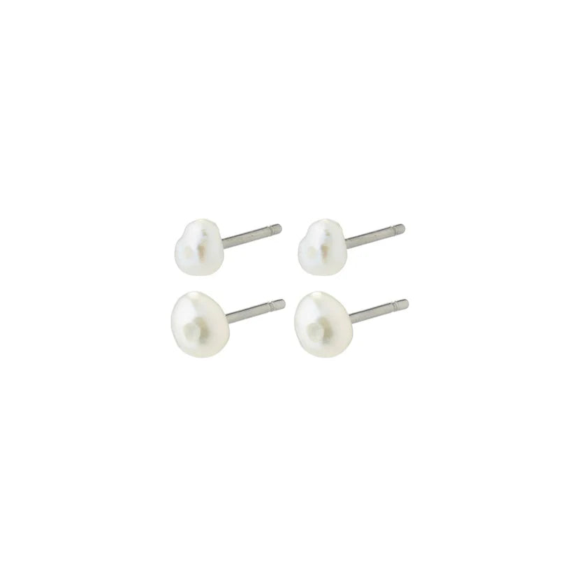 PILGRIM | JOHANNE PEARL EARRINGS 2-1 SET

Add some pretty pearls to your look with the 2-in-1 set of stud earrings with genuine freshwater pearls. Pearls never go out of fashion, and right now they are especially trendy. Wear them where it makes sense - together or separately - with the four studs you're guaranteed a simple and classy accessory with a touch of natural elegance.