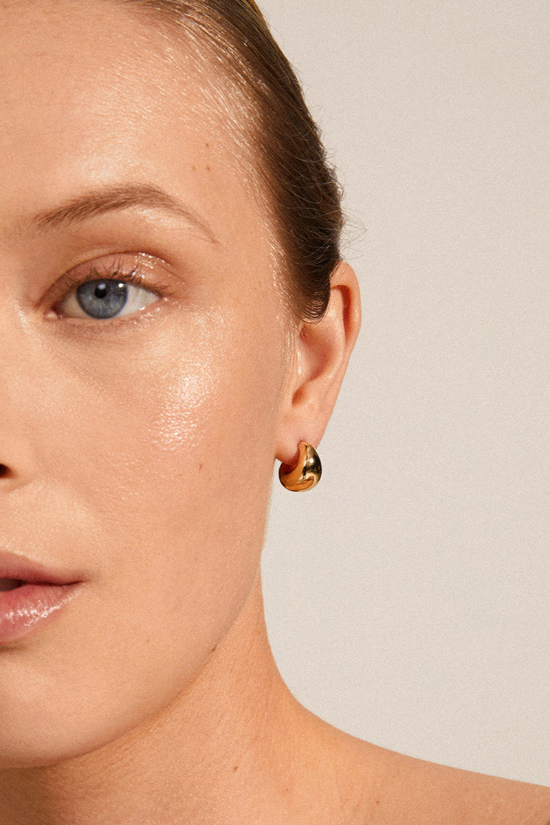 Shine everyday with these silver-plated Alexane earrings - part of Pilgrim's recycled collection. The earrings have a chunky design with a stunning shine that gives a trendy and classy look and complements all the outfits in your wardrobe. Made from at least 75% recycled materials, with consideration for the environment in mind.
