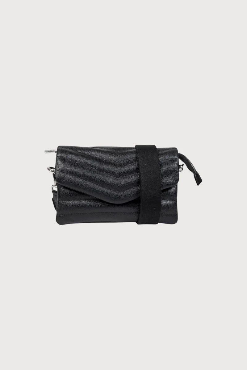 Alēo Darlo mini crossbody bag

features:

crossbody chevron quilted puffer with accordion style compartments | canvas crossbody strap | sand coloured cotton lining with interior zip closure and exterior magnetic closure | foil embossed signature on strap detail

leather &amp; hardware:

soft grained calf leather
signature zip puller | silver finish
on black leather, gold finish on
non-black leather

dimensions:

height 30cm | width 28cm | depth 8cm

Designed in Ireland