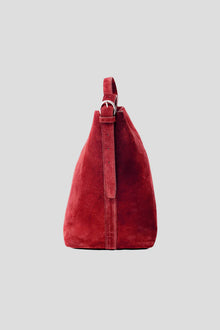The Esme Suede Tote by Alēo is where luxury meets everyday function. Crafted from a premium mix of soft pebbled calf leather and rich calf suede, this large structured tote adds a sophisticated pop of cranberry and rust to your wardrobe.