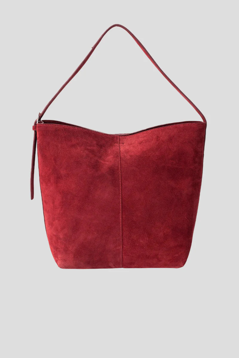 The Esme Suede Tote by Alēo is where luxury meets everyday function. Crafted from a premium mix of soft pebbled calf leather and rich calf suede, this large structured tote adds a sophisticated pop of cranberry and rust to your wardrobe.