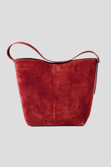The Esme Suede Tote by Alēo is where luxury meets everyday function. Crafted from a premium mix of soft pebbled calf leather and rich calf suede, this large structured tote adds a sophisticated pop of cranberry and rust to your wardrobe.