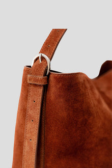 The Esme Suede Tote by Alēo is where luxury meets everyday function. Crafted from a premium mix of soft pebbled calf leather and rich calf suede, this large structured tote adds a sophisticated pop of cranberry and rust to your wardrobe.