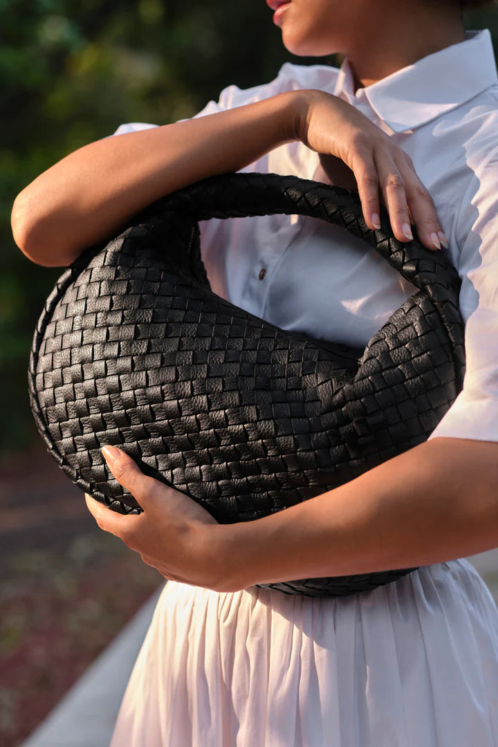 ALEO Laluna Bag, Black. Handwoven crossway weave
Sand coloured cotton lining
Single magnet closure
Internal zip pocket &amp; open compartment
Zip closure
Composition : Genuine treated Dollaro grained calf leather