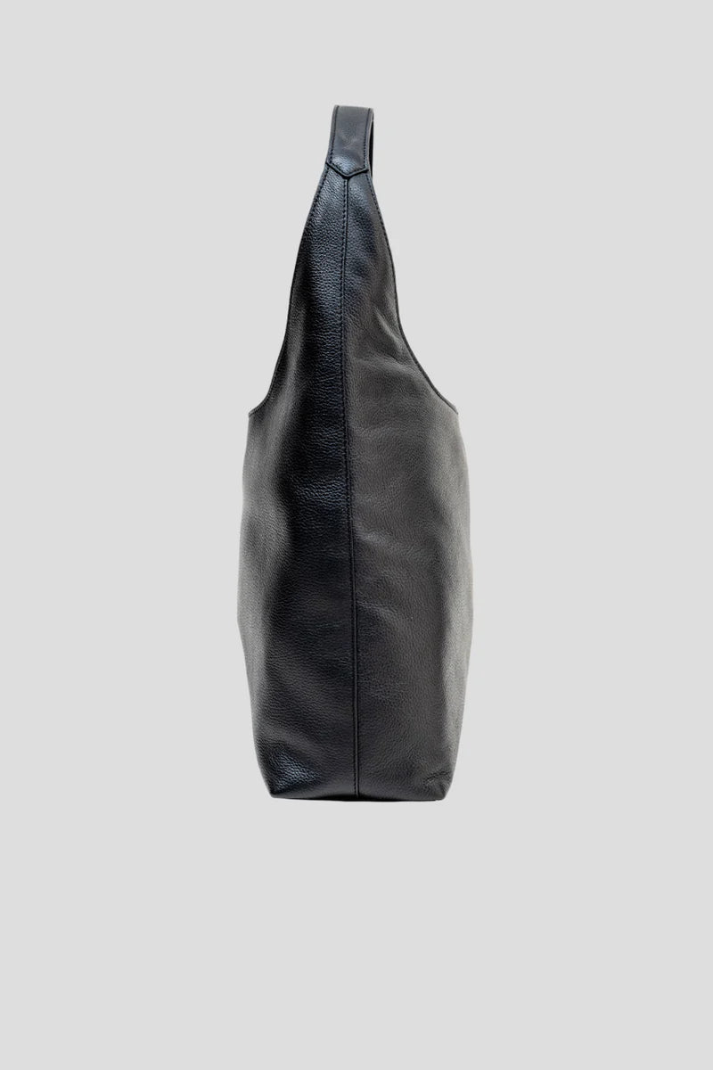Alēo | LOLA &nbsp;SHOULDER BAG
Large hobo style shoulder bag featuring a spacious interior.
Internal compartments and comfortable wide shoulder strap.
Internal foil embossed signature.
Calf suede leather.

Dimensions
Height: 50 cm
Width: 35.5 cm
Depth: 13 cm

Designed in Ireland.