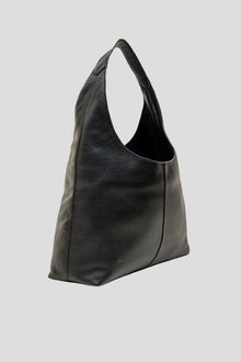 Alēo | LOLA &nbsp;SHOULDER BAG
Large hobo style shoulder bag featuring a spacious interior.
Internal compartments and comfortable wide shoulder strap.
Internal foil embossed signature.
Calf suede leather.

Dimensions
Height: 50 cm
Width: 35.5 cm
Depth: 13 cm

Designed in Ireland.