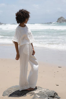 Featuring a relaxed, boxy silhouette and oversized sleeves, the LILLY PILLY MAYA Linen Top pairs beautifully with your favourite shorts or denim jeans. Effortless, breathable, and timeless - make MAYA your go-to piece for a fresh spring/summer wardrobe.