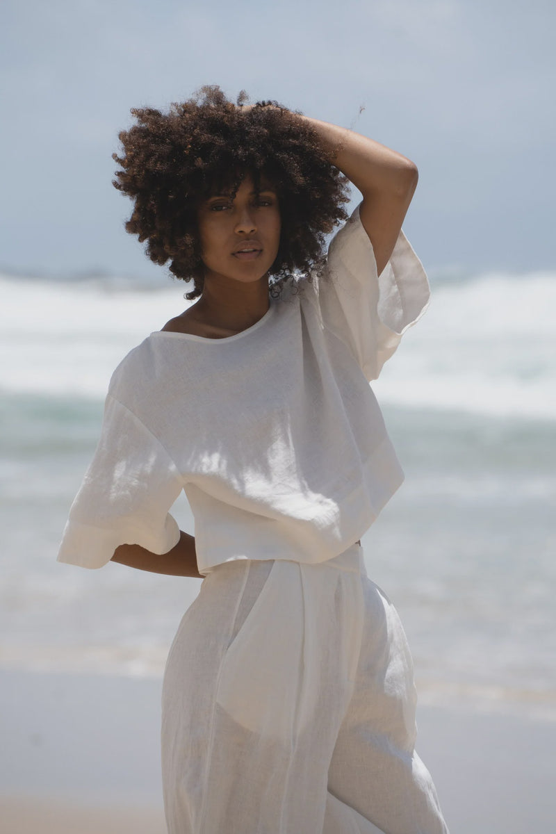Featuring a relaxed, boxy silhouette and oversized sleeves, the LILLY PILLY MAYA Linen Top pairs beautifully with your favourite shorts or denim jeans. Effortless, breathable, and timeless - make MAYA your go-to piece for a fresh spring/summer wardrobe.