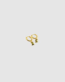 Arina Earrings by Castel & Co are gold-plated stainless steel hoop earrings featuring an olive green stone drop. Designed with a slim, elegant silhouette, they offer a lightweight feel (3g) and a Congo closure, measuring 2.2 x 0.4 cm. Crafted to catch the light with movement, they’re suitable for both everyday wear and evening styling. Hypoallergenic and waterproof.
