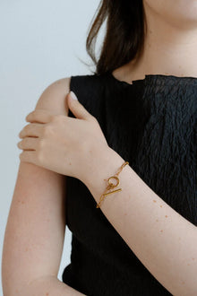 CASTEL &amp; CO | AVA BRACELET

Modern and minimal, the Ava Bracelet in radiant gold plating features a sleek paperclip chain design. Lightweight yet striking, it’s a versatile piece that layers beautifully with other bracelets or makes a subtle statement on its own.

Material: Gold plating, Stainless steel
Bracelet Length: 19 cm
Bracelet Width: 0.4 cm
Waterproof and hypoallergenic
Weight: 5 g