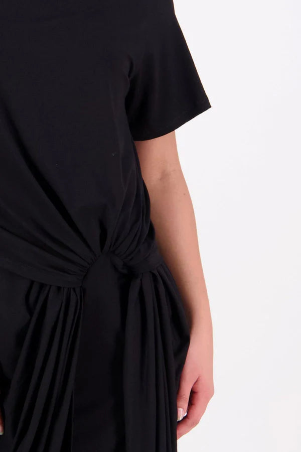 An easy-wear summer staple,
 the N-E-S Ava Knit Dress features a twist pull-through front detail creating a soft, half-moon shape and a subtle asymmetric hem. Designed in a breathable knit with short sleeves and a flattering knee-length cut, it’s the effortless throw-on dress you'll reach for time and time again. Just add slides or sneakers.

Our model is 174cm and wear a XS.

Composition: viscose spandex

Designed and Made in New Zealand