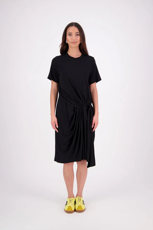 An easy-wear summer staple,
 the N-E-S Ava Knit Dress features a twist pull-through front detail creating a soft, half-moon shape and a subtle asymmetric hem. Designed in a breathable knit with short sleeves and a flattering knee-length cut, it’s the effortless throw-on dress you'll reach for time and time again. Just add slides or sneakers.

Our model is 174cm and wear a XS.

Composition: viscose spandex

Designed and Made in New Zealand
