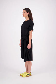 An easy-wear summer staple,
 the N-E-S Ava Knit Dress features a twist pull-through front detail creating a soft, half-moon shape and a subtle asymmetric hem. Designed in a breathable knit with short sleeves and a flattering knee-length cut, it’s the effortless throw-on dress you'll reach for time and time again. Just add slides or sneakers.

Our model is 174cm and wear a XS.

Composition: viscose spandex

Designed and Made in New Zealand