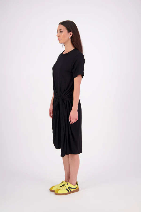 An easy-wear summer staple,
 the N-E-S Ava Knit Dress features a twist pull-through front detail creating a soft, half-moon shape and a subtle asymmetric hem. Designed in a breathable knit with short sleeves and a flattering knee-length cut, it’s the effortless throw-on dress you'll reach for time and time again. Just add slides or sneakers.

Our model is 174cm and wear a XS.

Composition: viscose spandex

Designed and Made in New Zealand