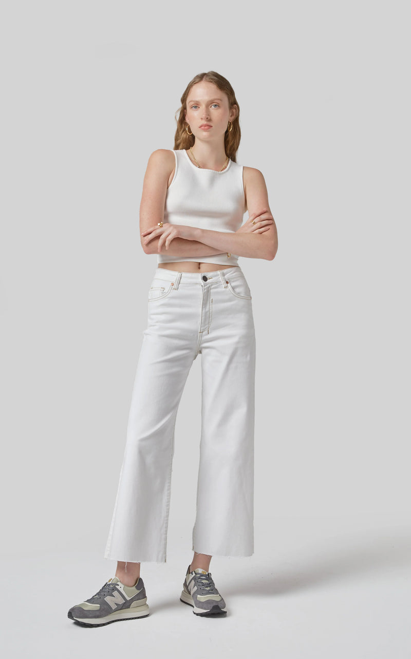 DRICOPER - The Barrie jean is a modern wide-leg style, designed to sit at a comfortable mid to high rise. Cut from premium stretch denim, it offers both structure and ease of movement, making it a versatile wardrobe staple. In crisp white with contrast stitching.
Composition: Stretch Denim - 98% Cotton 2% Elastane