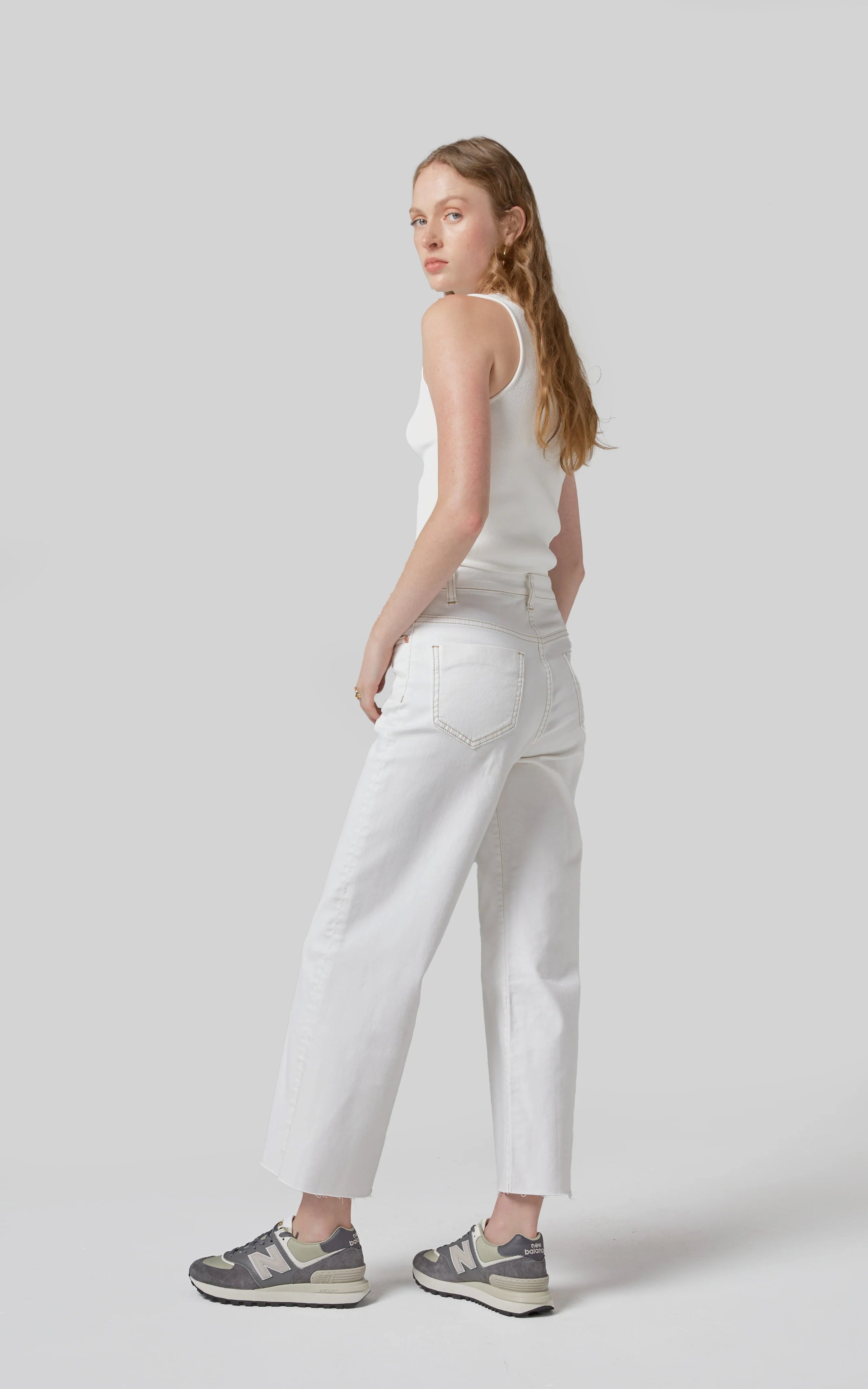 DRICOPER - The Barrie jean is a modern wide-leg style, designed to sit at a comfortable mid to high rise. Cut from premium stretch denim, it offers both structure and ease of movement, making it a versatile wardrobe staple. In crisp white with contrast stitching.
Composition: Stretch Denim - 98% Cotton 2% Elastane