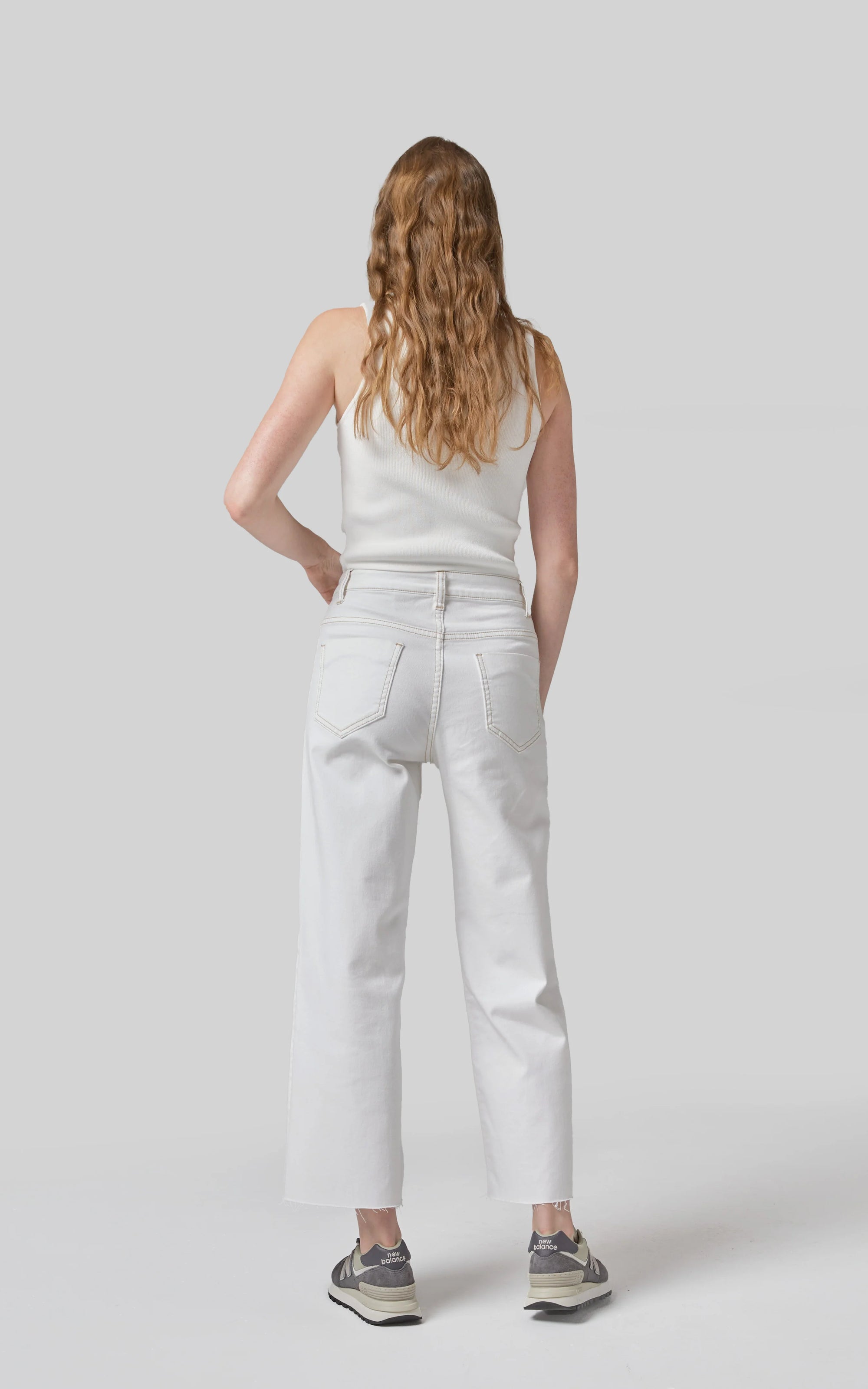 DRICOPER - The Barrie jean is a modern wide-leg style, designed to sit at a comfortable mid to high rise. Cut from premium stretch denim, it offers both structure and ease of movement, making it a versatile wardrobe staple. In crisp white with contrast stitching.
Composition: Stretch Denim - 98% Cotton 2% Elastane