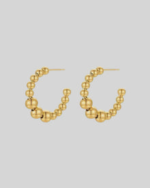 CASTEL & CO
The Bubble Hoops are a playful yet sophisticated take on the classic hoop earring, featuring smooth, rounded details that add texture and dimension to any look. Their gold-plated finish makes them effortlessly versatile, whether you’re dressing up or down.
Main material: gold plating, stainless steel
Closure type: stud
Waterproof and hypoallergenic
Weight: 8g