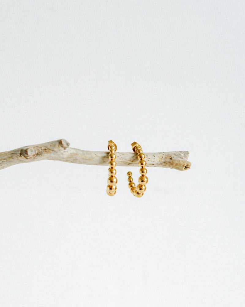 CASTEL & CO
The Bubble Hoops are a playful yet sophisticated take on the classic hoop earring, featuring smooth, rounded details that add texture and dimension to any look. Their gold-plated finish makes them effortlessly versatile, whether you’re dressing up or down.
Main material: gold plating, stainless steel
Closure type: stud
Waterproof and hypoallergenic
Weight: 8g