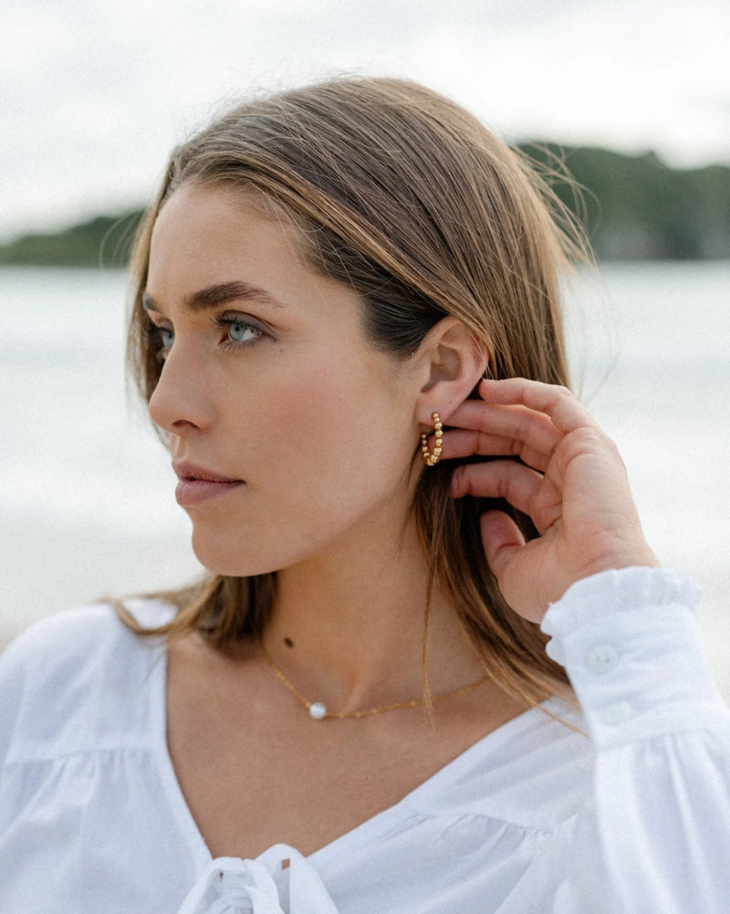 CASTEL & CO
The Bubble Hoops are a playful yet sophisticated take on the classic hoop earring, featuring smooth, rounded details that add texture and dimension to any look. Their gold-plated finish makes them effortlessly versatile, whether you’re dressing up or down.
Main material: gold plating, stainless steel
Closure type: stud
Waterproof and hypoallergenic
Weight: 8g