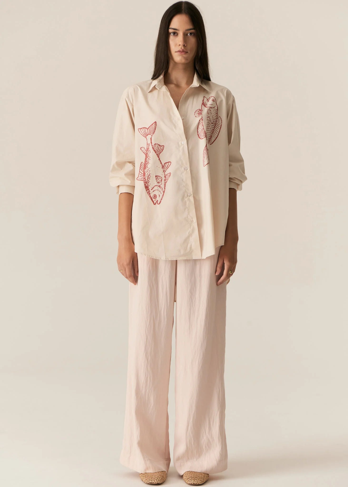 POL CASSIS FISH SHIRT
-Classic shirt collar.
-Button closure through the centre front.
-Gathered detail from yoke at the centre back.
-In-house designed placement fish print on either side at the front.
-Full length sleeves.
-Gathers at the cuffs - two button closure.
-Oversized fit through the body - longline silhouette.
-Hem curves down at the centre back.
-A-line shape.
-Available in Denim/Pebble and Natural/Berry.
100% COTTON