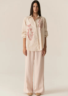 POL CASSIS FISH SHIRT
-Classic shirt collar.
-Button closure through the centre front.
-Gathered detail from yoke at the centre back.
-In-house designed placement fish print on either side at the front.
-Full length sleeves.
-Gathers at the cuffs - two button closure.
-Oversized fit through the body - longline silhouette.
-Hem curves down at the centre back.
-A-line shape.
-Available in Denim/Pebble and Natural/Berry.
100% COTTON