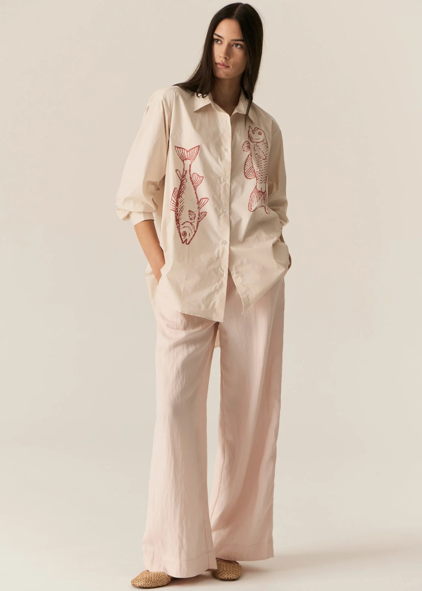 POL CASSIS FISH SHIRT
-Classic shirt collar.
-Button closure through the centre front.
-Gathered detail from yoke at the centre back.
-In-house designed placement fish print on either side at the front.
-Full length sleeves.
-Gathers at the cuffs - two button closure.
-Oversized fit through the body - longline silhouette.
-Hem curves down at the centre back.
-A-line shape.
-Available in Denim/Pebble and Natural/Berry.
100% COTTON