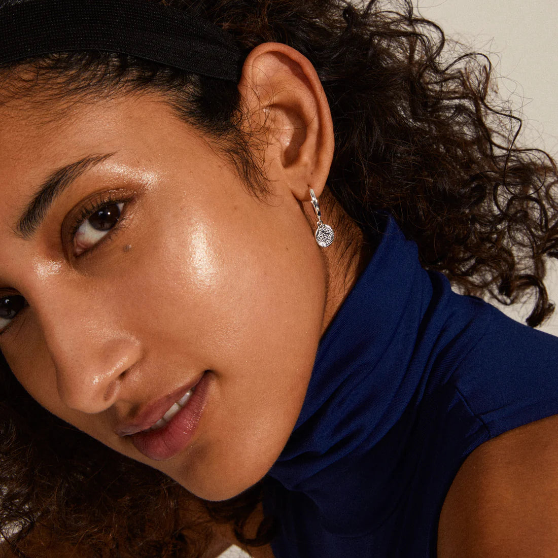 NOMAD coin huggie hoop earrings FROM PILGRIM.
Available in gold-plated &amp; silver-plated with romantic and detailed coin pendants
Classic hoops with a unique twist
The earrings measure 2.5 cm in length
The perfect accessory for any outfit
Style with a little black dress for a beautiful and feminine look
