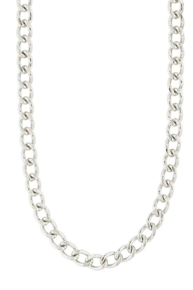Pilgrim Charm Recycled Curb Necklace
Silver-plated curb chain
Perfect for charms
Measures 50 cm, with adjustable length
For a super cool urban style
Made from 99% recycled material